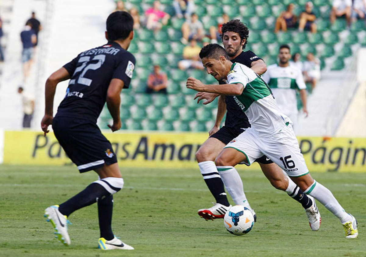 Fidel Chaves (center) and Elche surrendered a late goal in a draw against Real Sociedad.