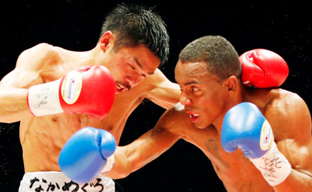 Liborio Solis (right) defeated Kohei Kono to win the WBA super flyweight title in Tokyo.
