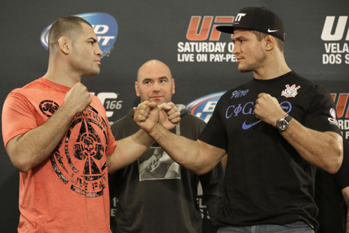 Cain Velasquez and Junior dos Santos have traded off the UFC heavyweight belt in both of their previous bouts. 