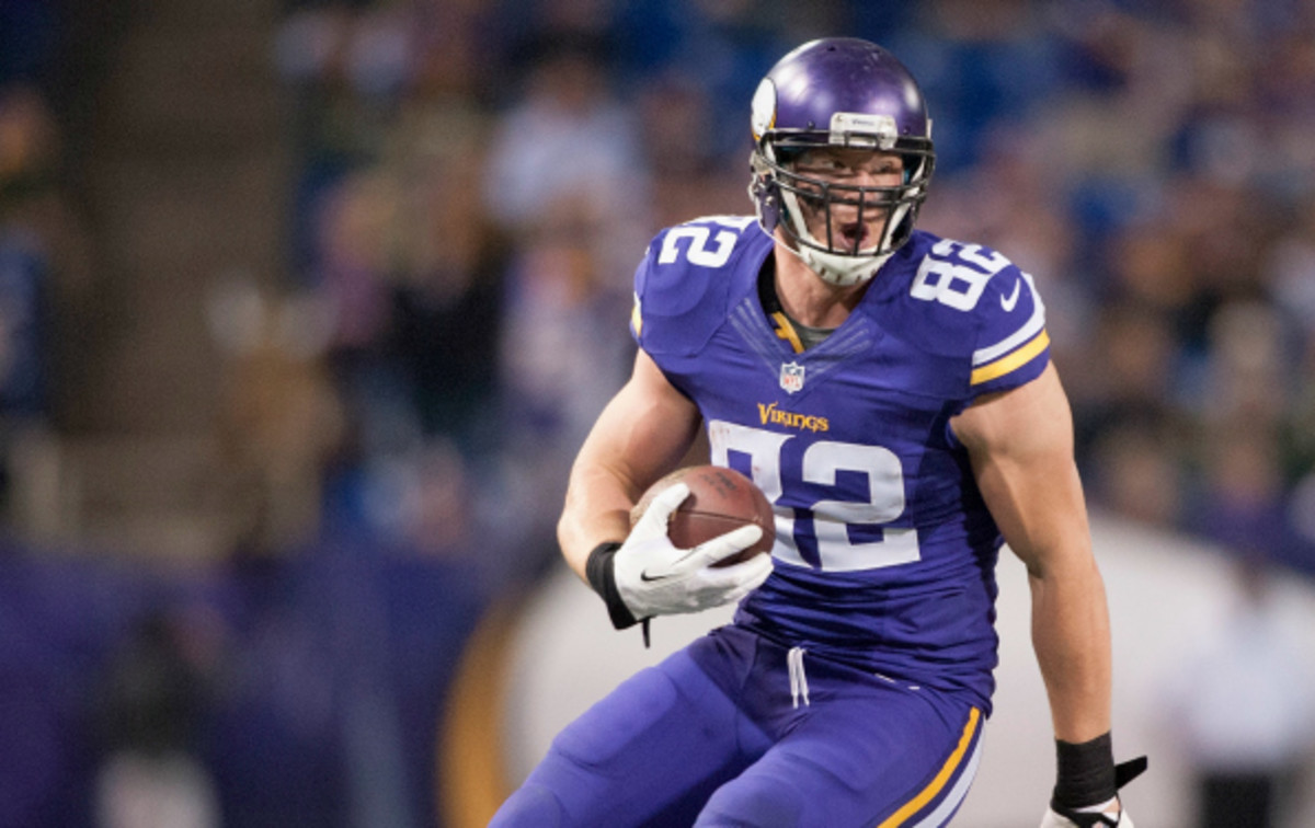Vikings coach Leslie Frazier says Kyle Rudolph will miss a month with a broken foot.