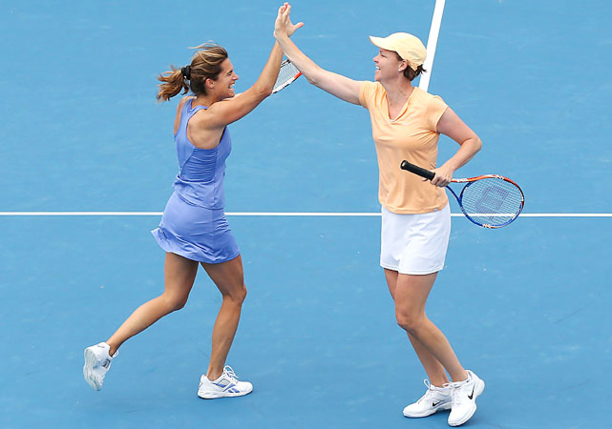 130121223212-australian-open-lindsay-davenport-amelie-mauresmo-single-image-cut.jpg