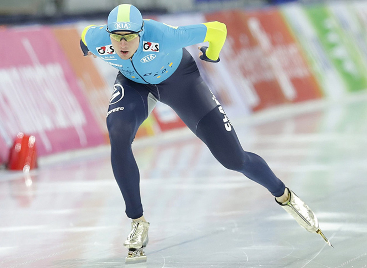 Kazakhstan's Denis Kuzin edges out Olympic champion Mo Tae-bum for the 1,000 meter world title.