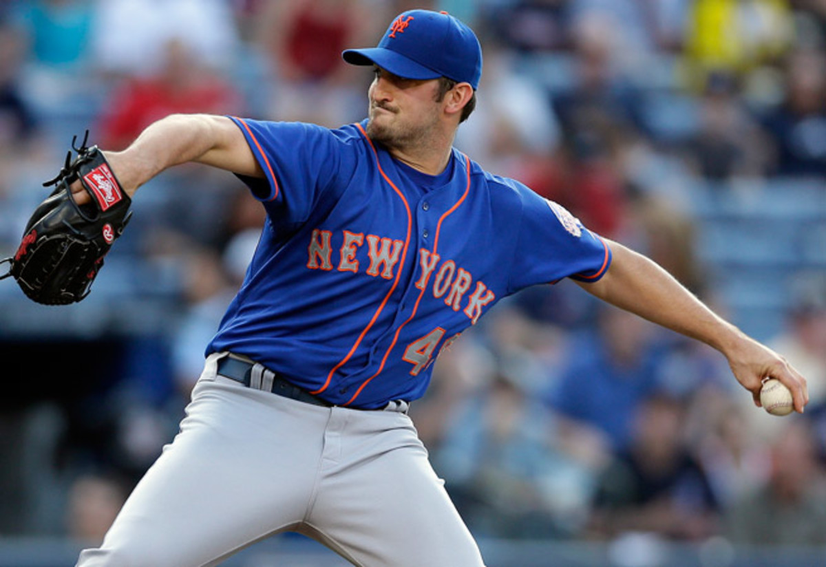 Jon Niese lasted 3 1/3 innings in his start against Atlanta before leaving with shoulder pain.