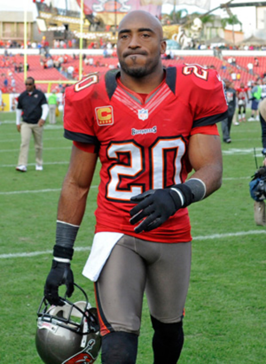 Ronde Barber will reportedly retire after 16 NFL seasons. (AP)