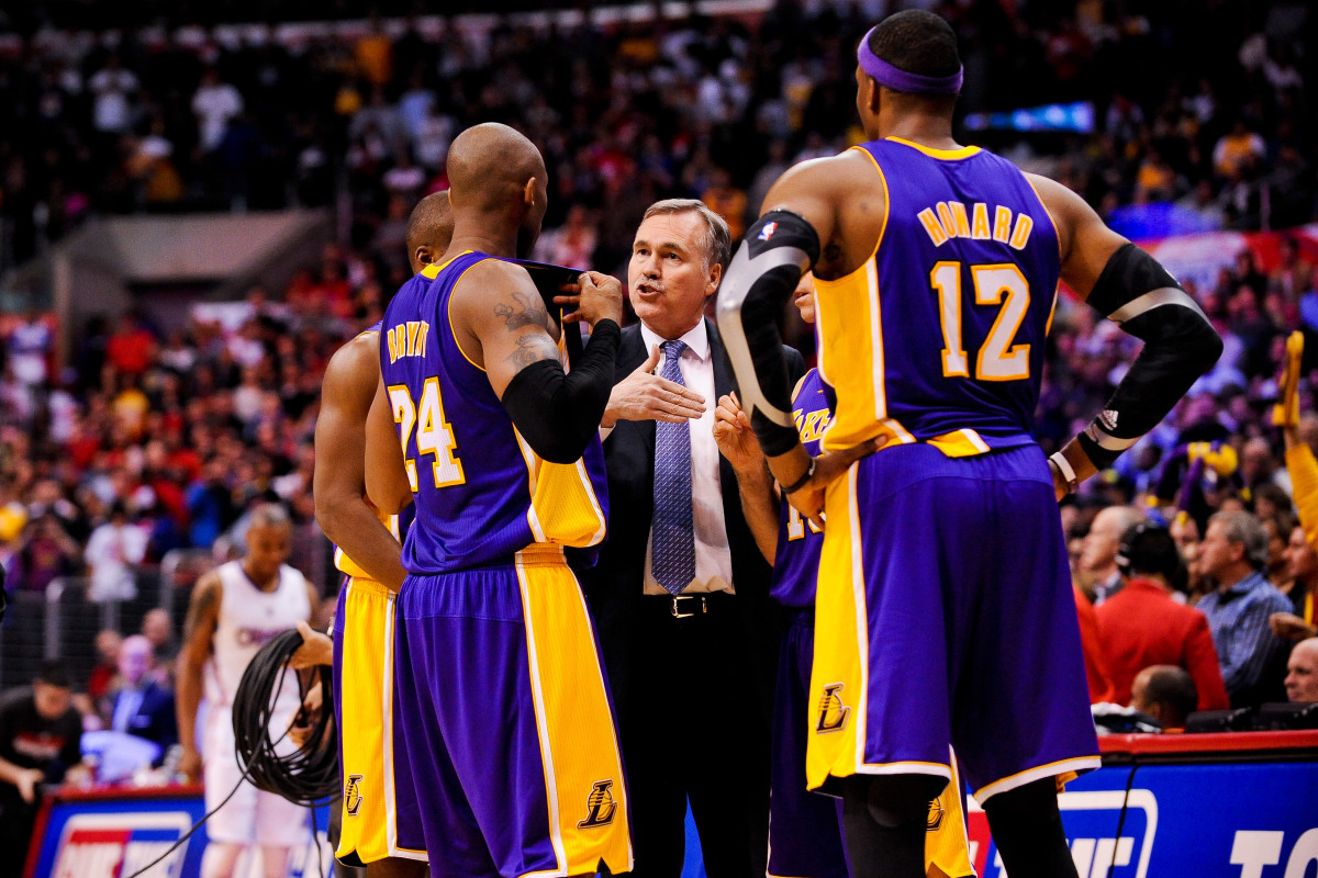 Mike D'Antoni, probably advising Kobe Bryant on a matter of defense. (Noah Graham/NBAE via Getty Images)