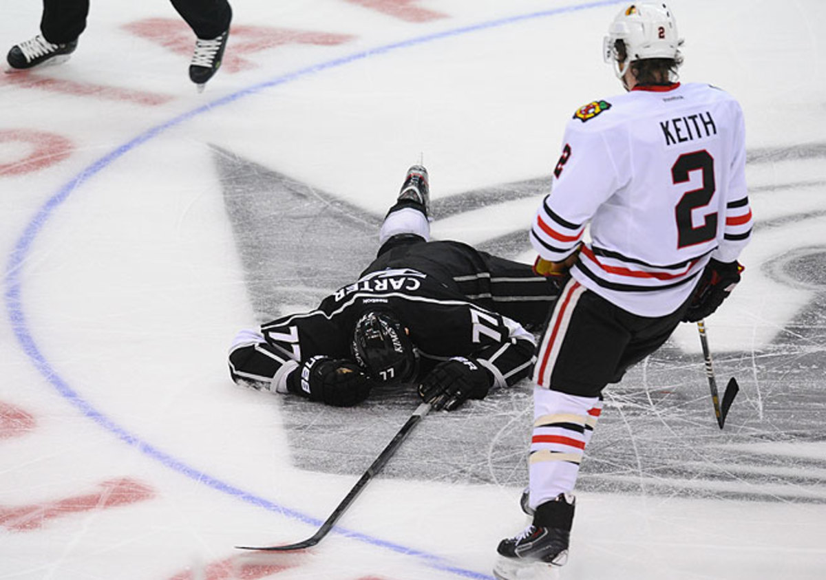 Duncan Keith appeared to apologize after hitting Jeff Carter with a high stick during Game 3.