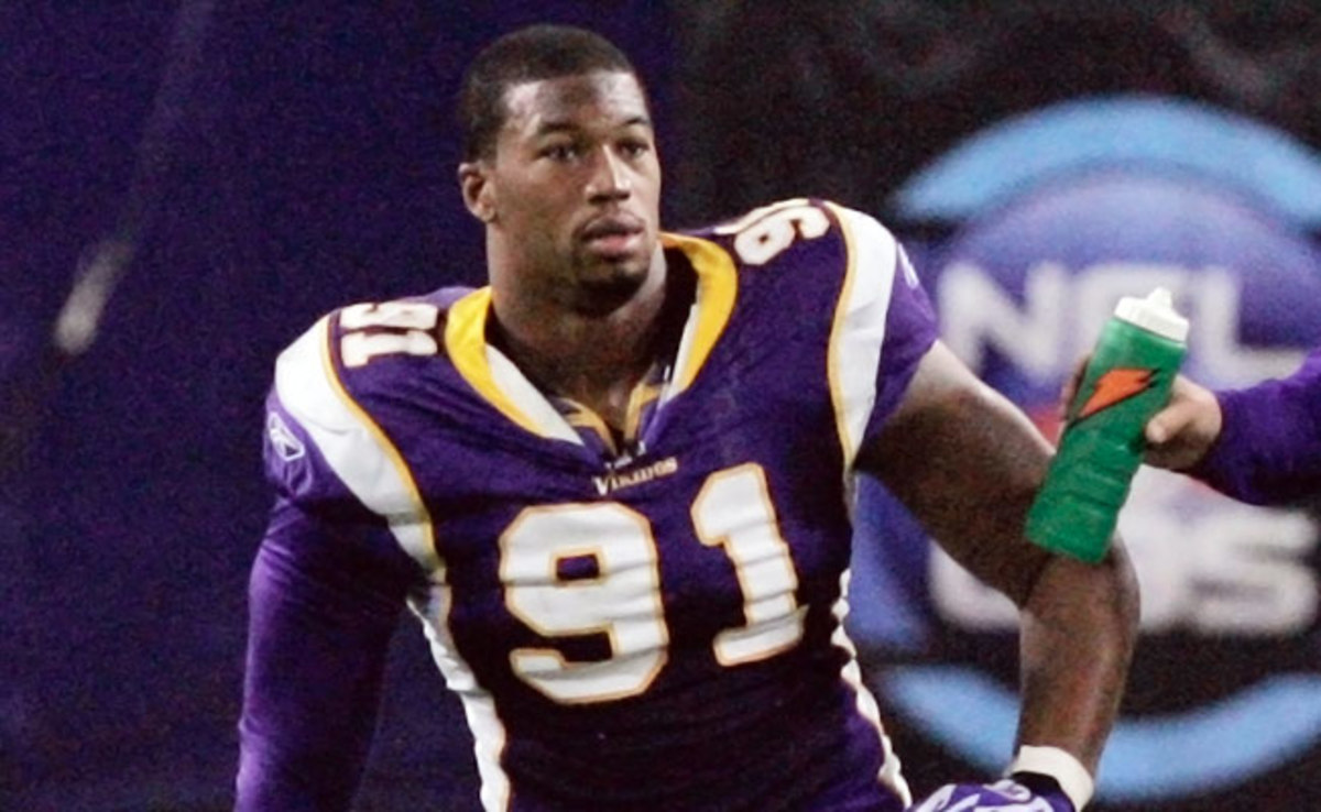 A former NFL defensive end, Ray Edwards has been a professional boxer since 2011.