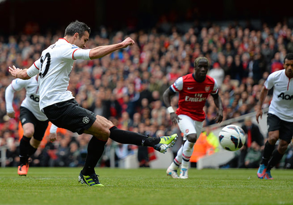 Robin van Persie's penalty canceled out Theo Walcott's tally to secure a draw for United.