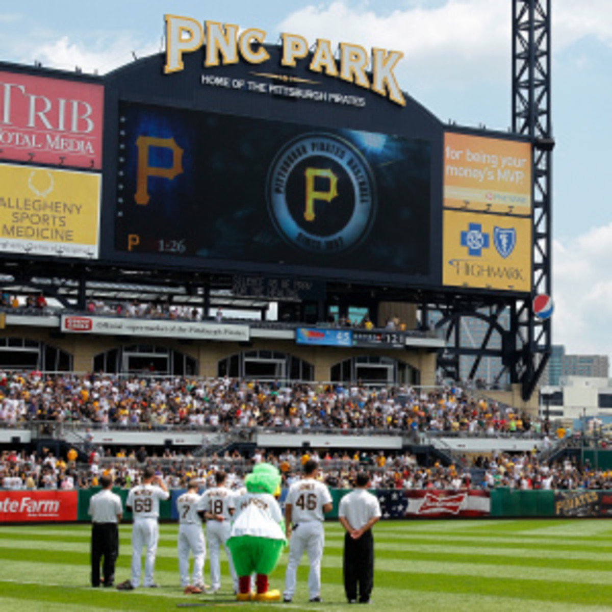 The Pittsburgh Pirates will get a logo change for 2014, but the gold "P" will remain. (Joe Robbins/Getty Images)