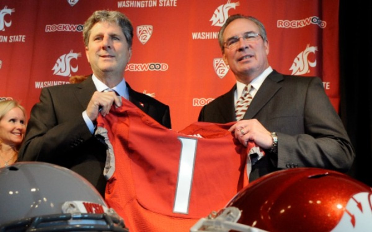 Some Washington State boosters were critical of Bill Moos' hiring of Mike Leach.  (AP)