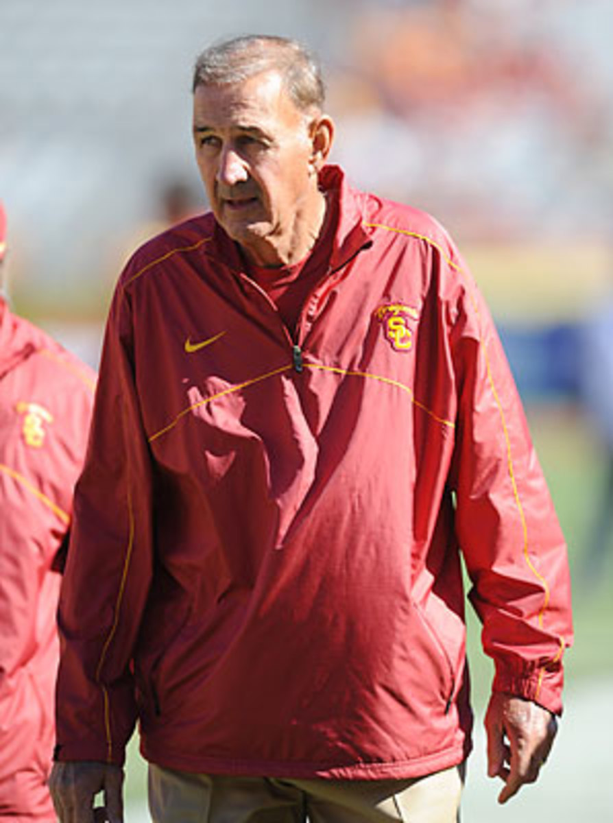 After coaching alongside his son Lane at USC, Monte Kiffin will return to an NFL sideline for the first time since 2008.