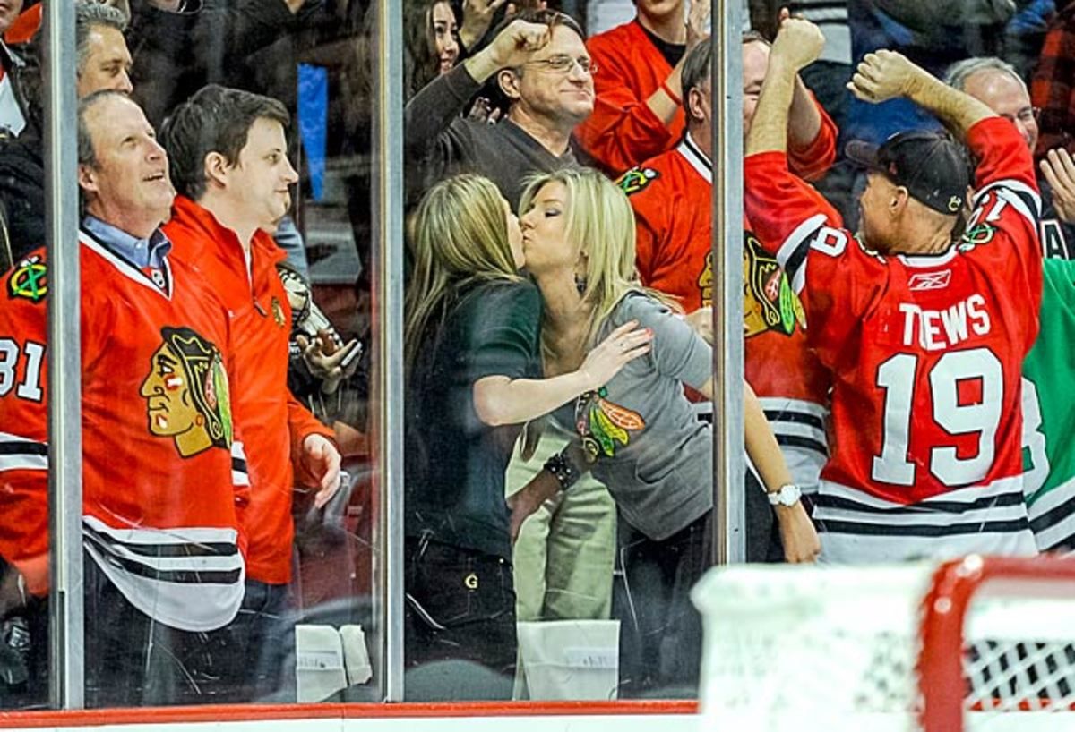 130214090425-blackhawks-fans-kiss-single-image-cut.jpg
