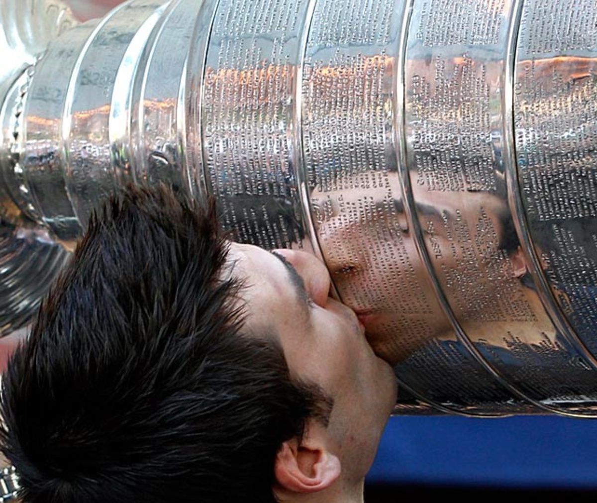 130214090517-patrice-bergeron-kiss-single-image-cut.jpg