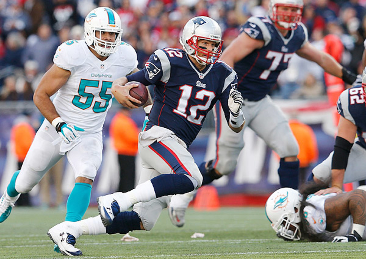 A win over the Dolphins would give Tom Brady (center) his 11th AFC East title in 12 full seasons.