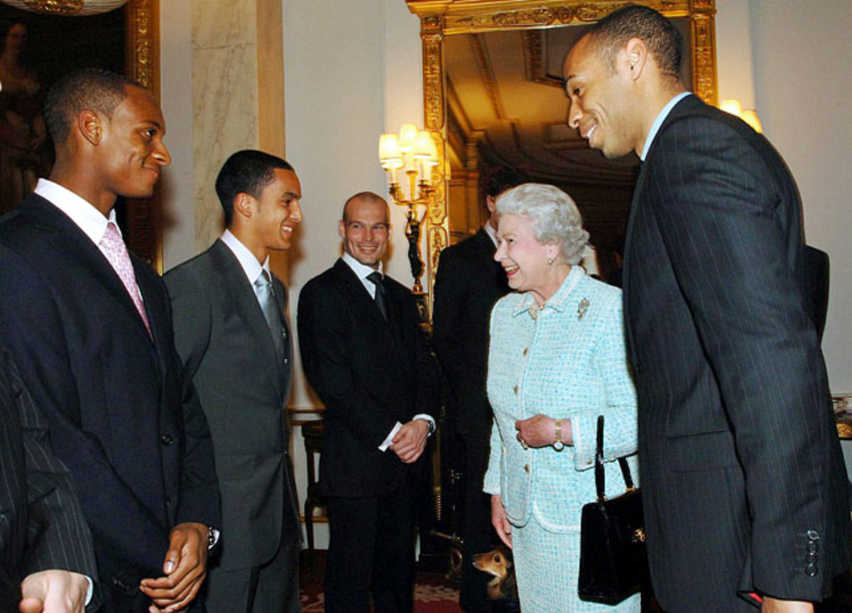 Queen Elizabeth II, Justin Hoyte, Theo Walcott, Freddie Ljungberg and Thierry Henry