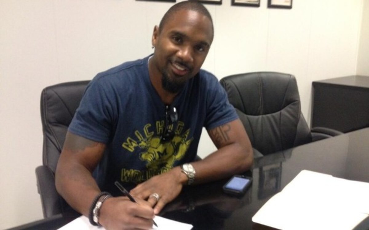 Charles Woodson makes a return trip to the Raiders. He spent his first eight season in the NFL with the team. (Picture courtesy of Raiders Twitter account)