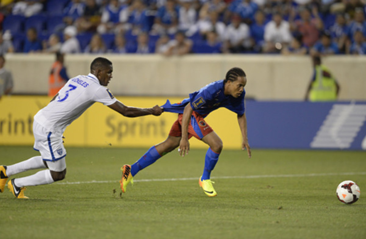 Honduras' Brayan Beckeles (L) challenges Haiti's Herold Junior Charles (R) during their CONCACAF Gold Cup match on July 8, 2013 at the Red Bull Arena in Harrison, New Jersey. AFP PHOTO / TIMOTHY CLARY (Photo credit should read TIMOTHY CLARY/AFP/Getty Images)