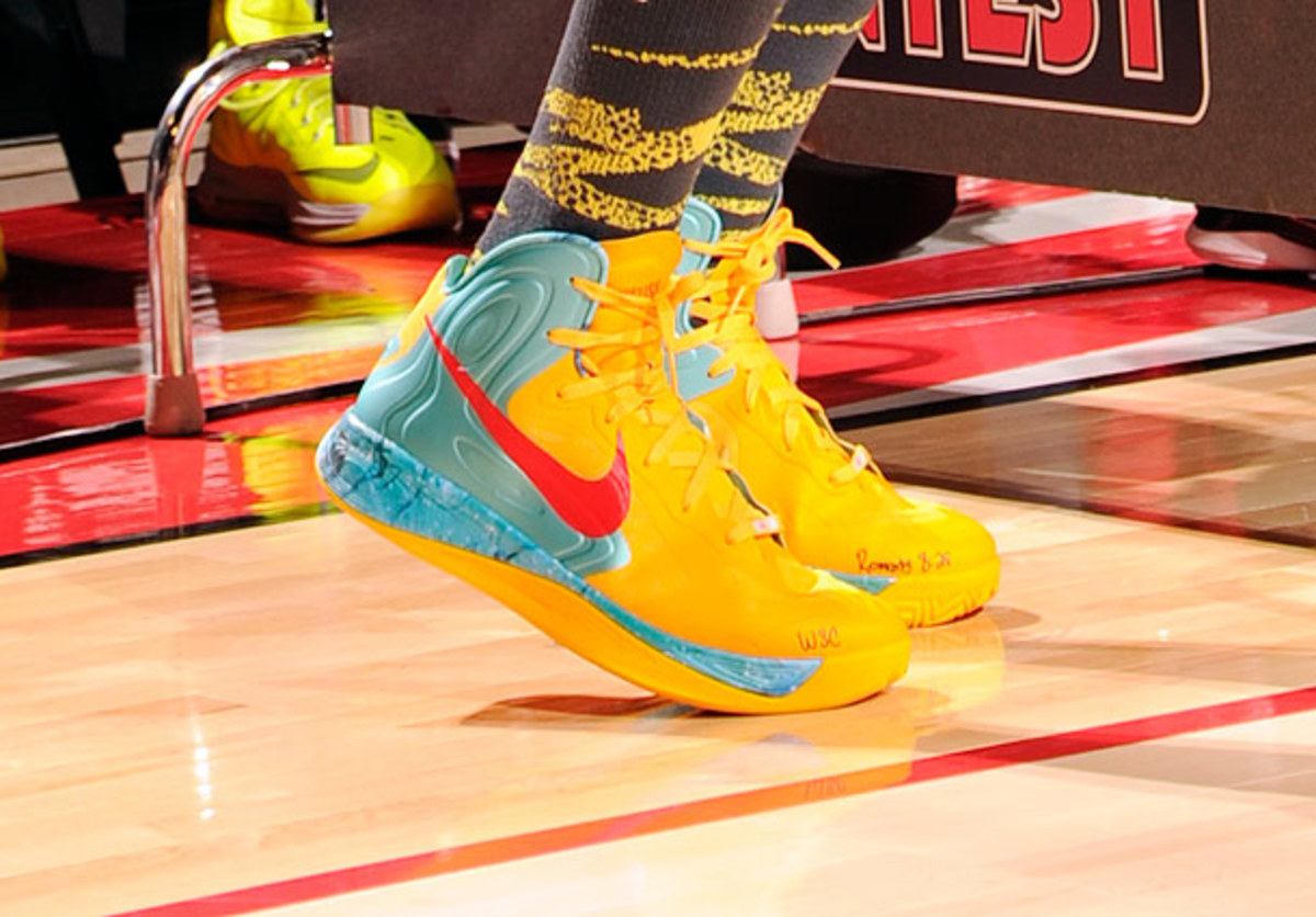 Stephen Curry wears Nikes during the three-point contest