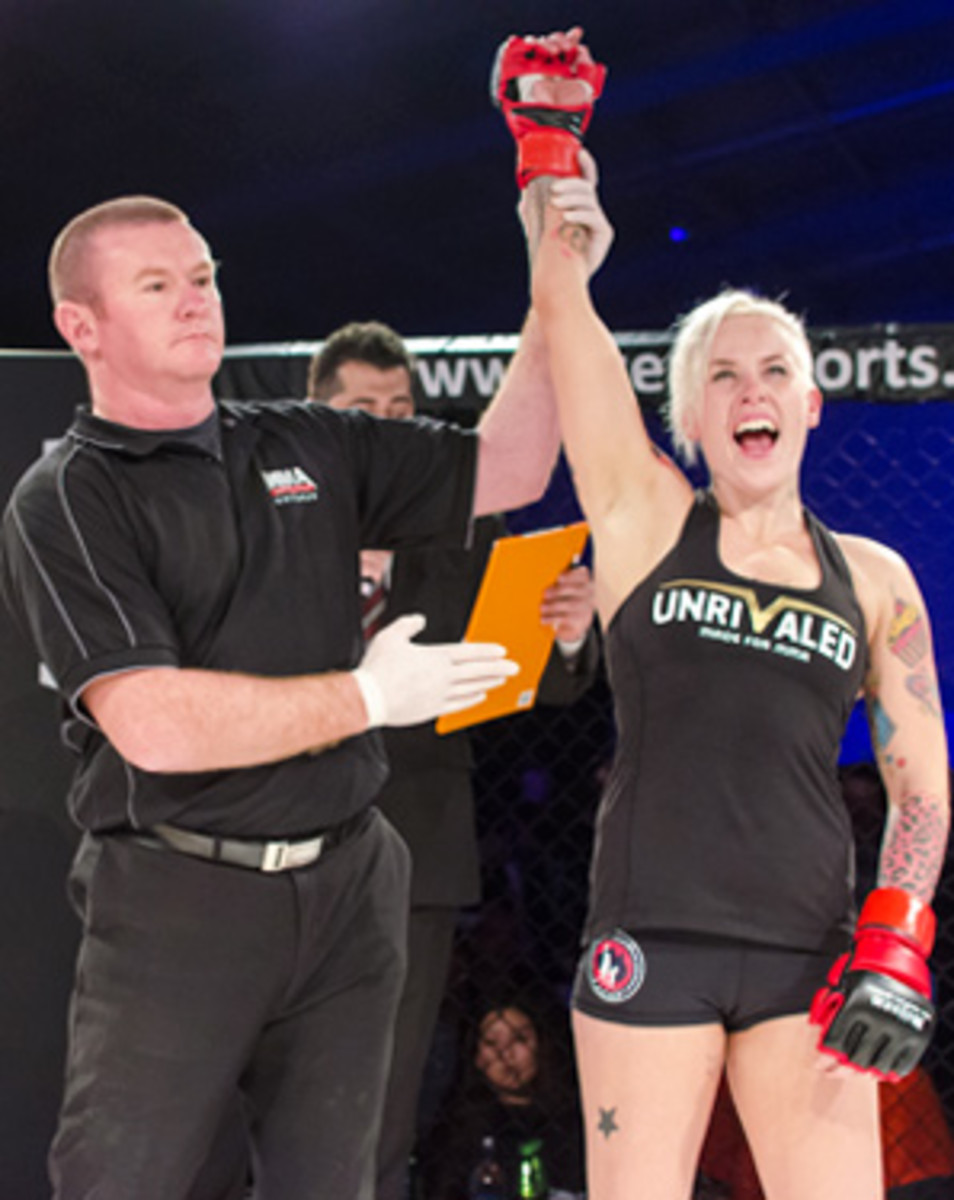 Bec Hyatt will fight Carla Esparza for the strawweight title.