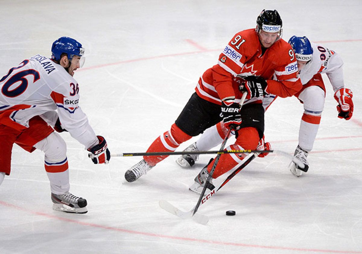Canada's Steven Stamkos (center) fights for the puck between two Czech defenders.