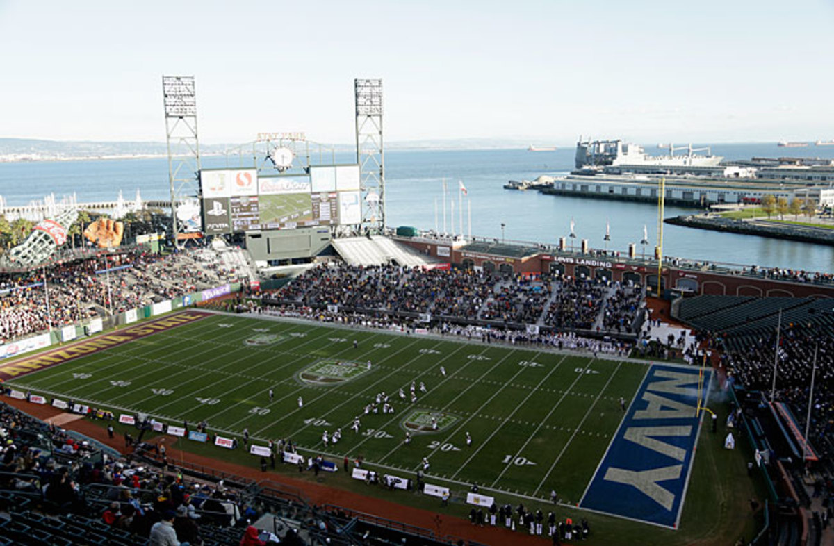 The Big Ten and Pac-12 have announced six-year deals with the Kraft Fight Hunger and Holiday bowls.