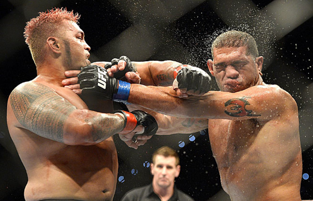 Mark Hunt and Antonio Silva battled five rounds but left their heavyweight bout with a draw.