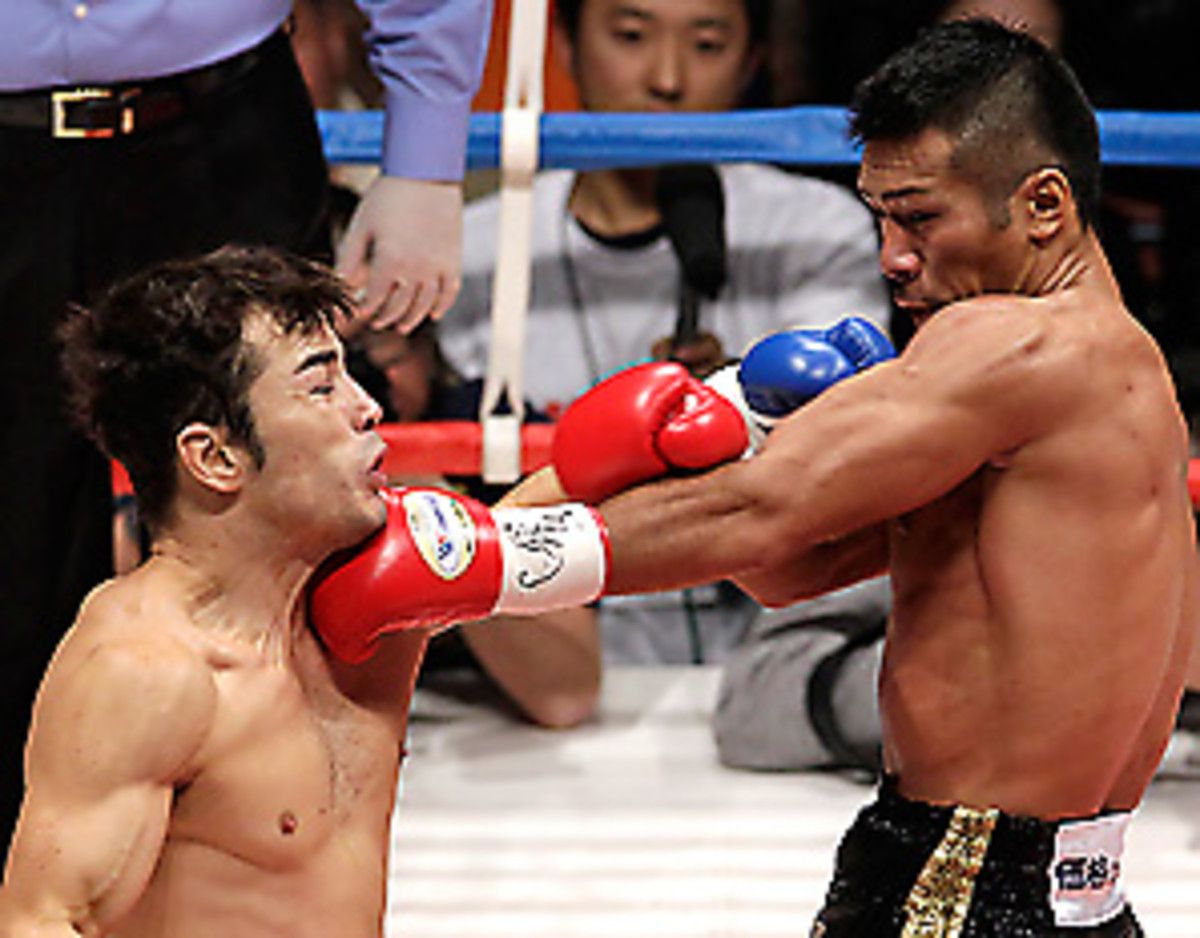 Japan's Takahasi Uchiyama defended his super-featherweight title with a sixth-round TKO of Costa Rica's Bryan Vasquez on Monday night in Tokyo.