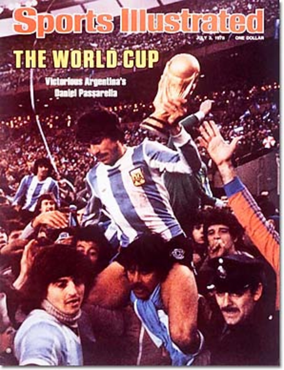 Daniel Passarella lifts the 1978 World Cup trophy.