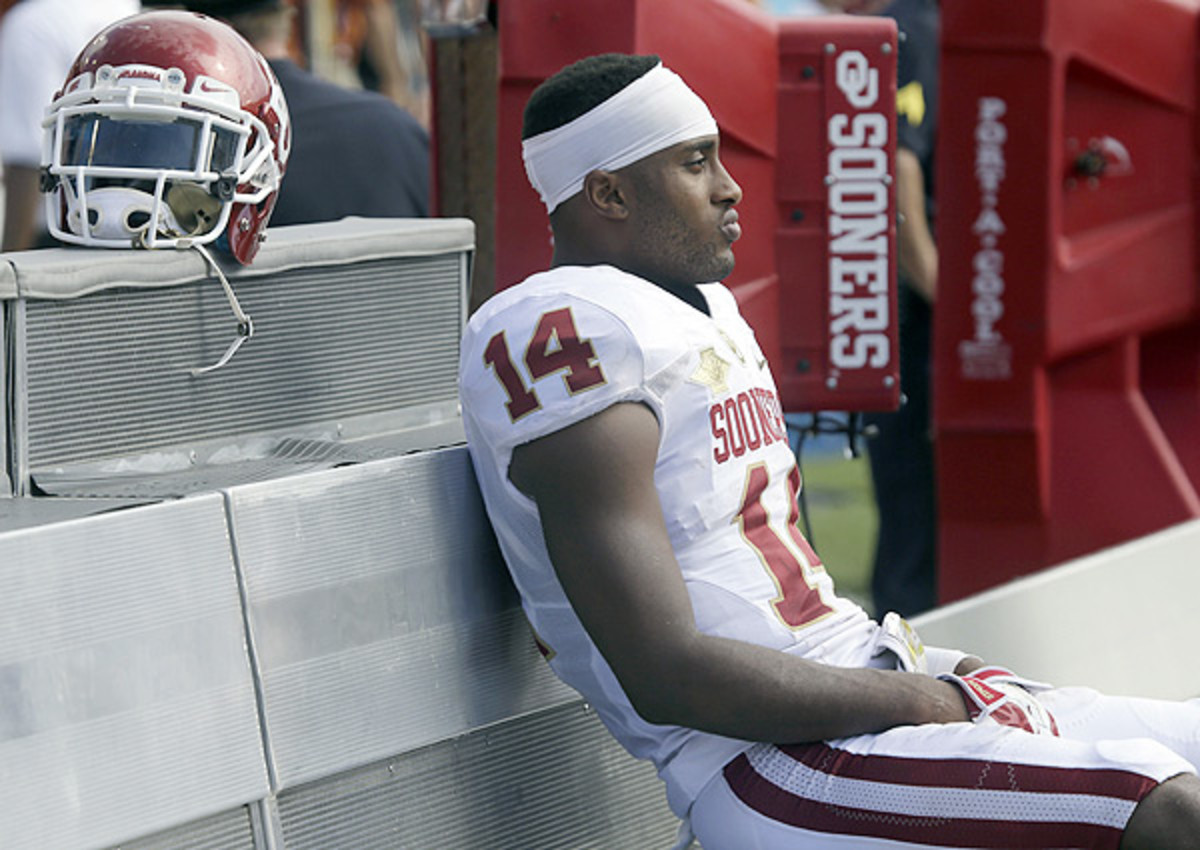 A shoulder injury knocked Aaron Colvin out of Oklahoma's 36-20 loss to Texas on Saturday.