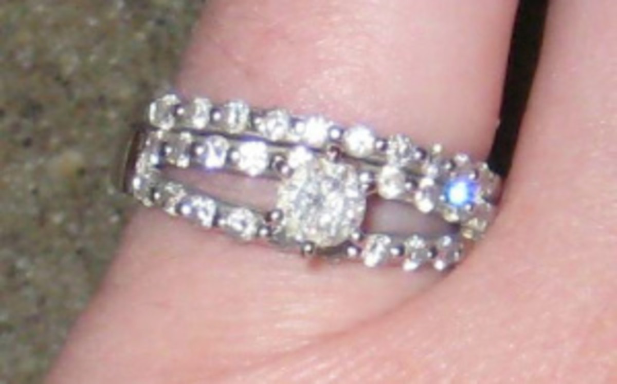 The wedding band/ring, it turns out, is reportedly from a previous marriage. (Craigslist)