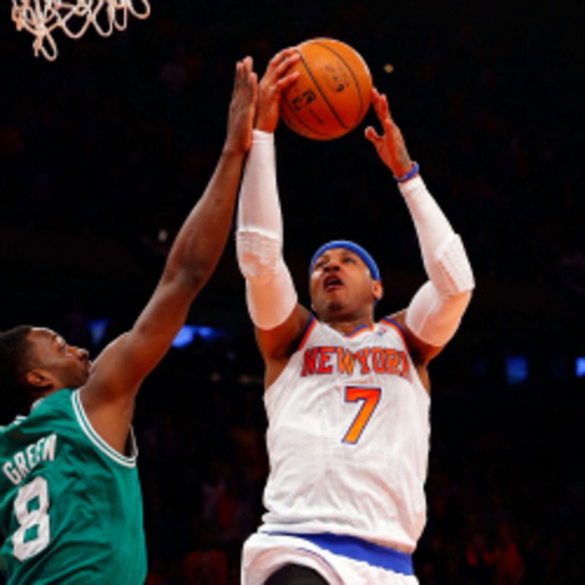 Knicks forward Carmelo Anthony has partially torn labrum in left ...