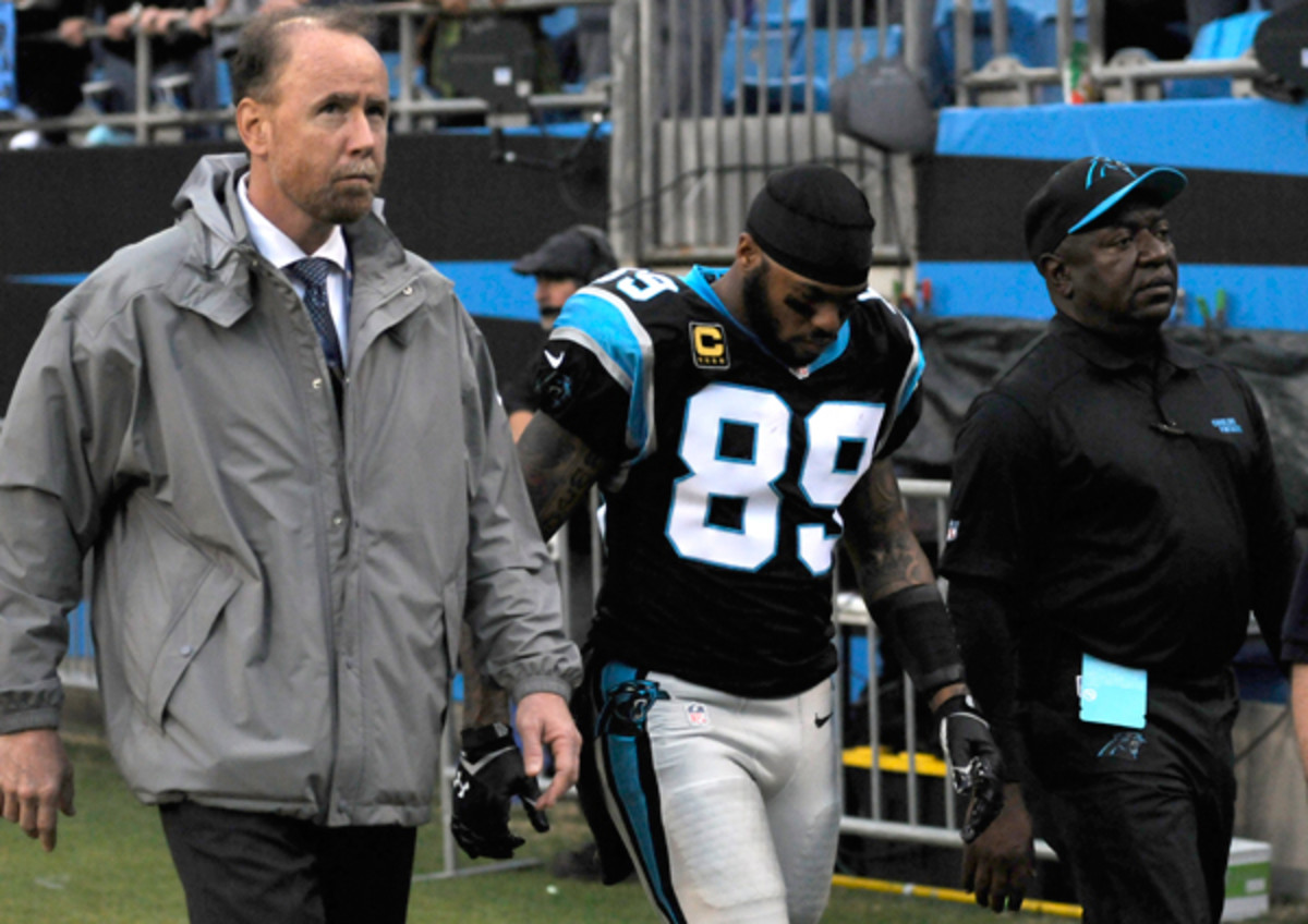 Steve Smith leaves the field. 