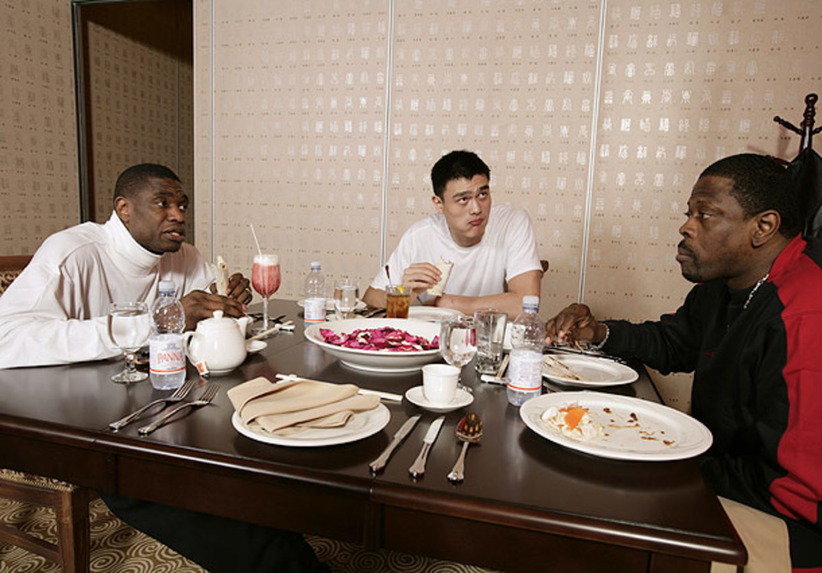 Dikembe Mutombo dines with Yao Ming, Patrick Ewing