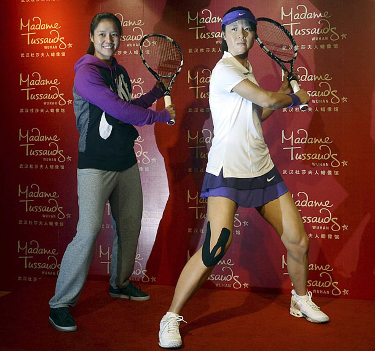 Li Na poses with her wax figure. (Reuters)