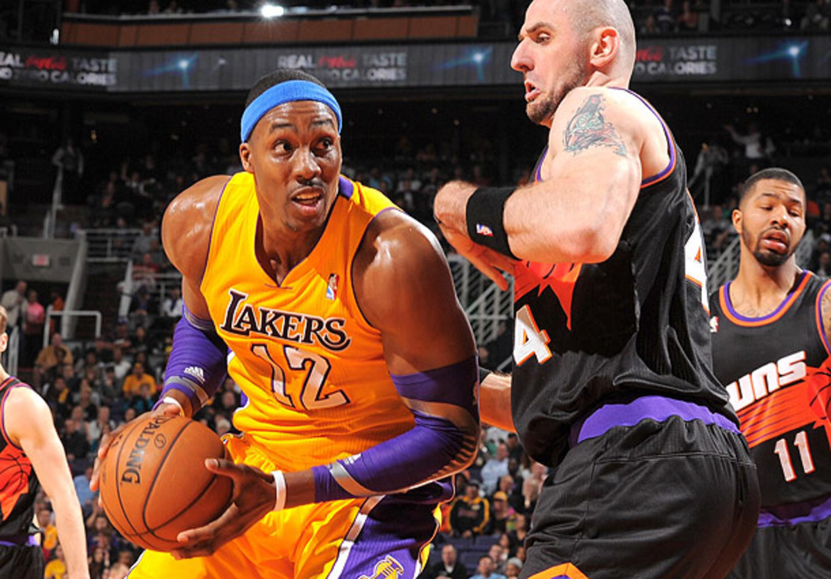 Dwight Howard posts up Marcin Gortat