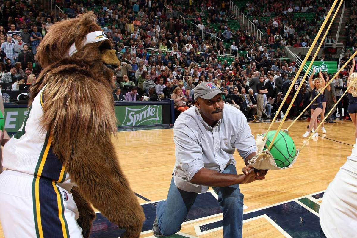 2014-Karl-Malone-Utah-mascot-Jazz-Bear.jpg
