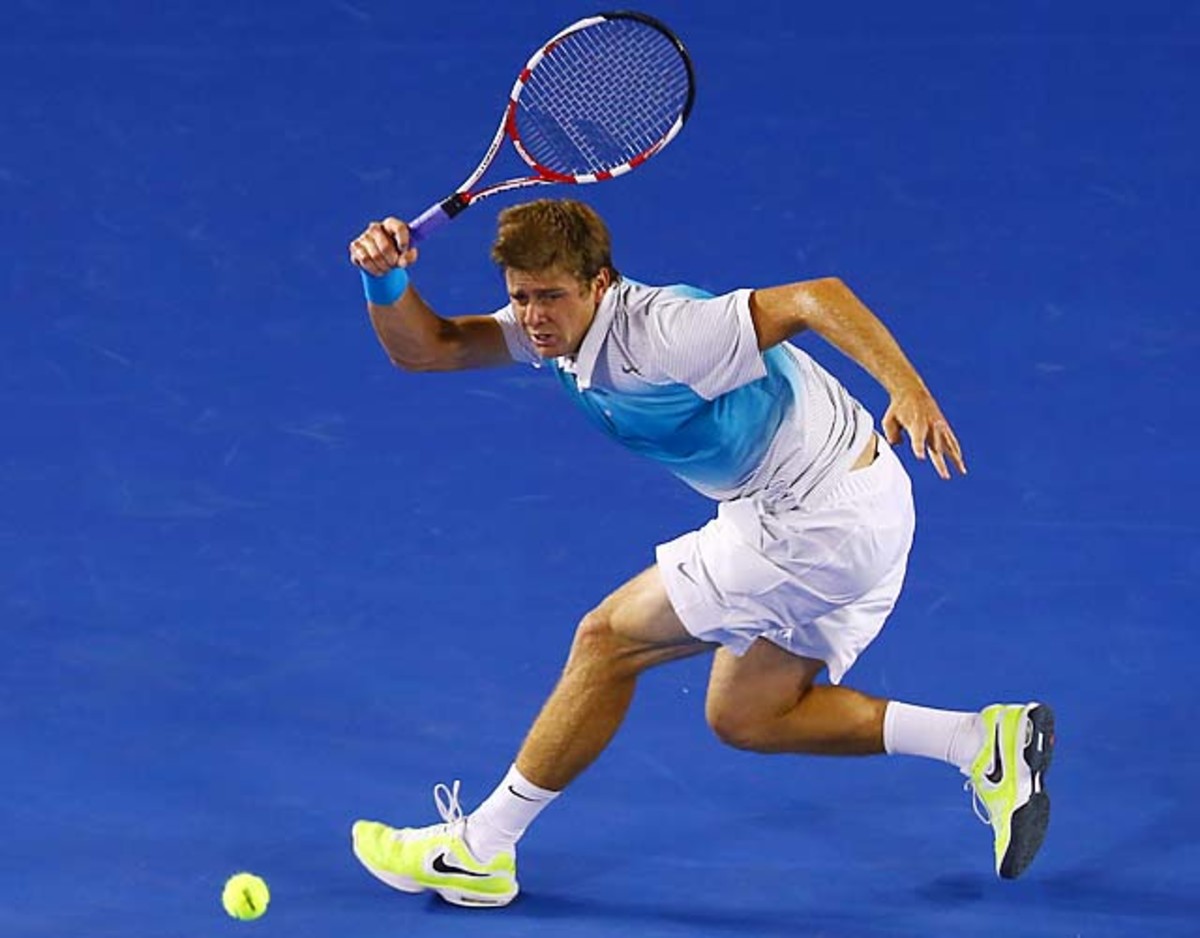 No. 2 Roger Federer advanced to his record 39th straight Grand Slam third round on Thursday.