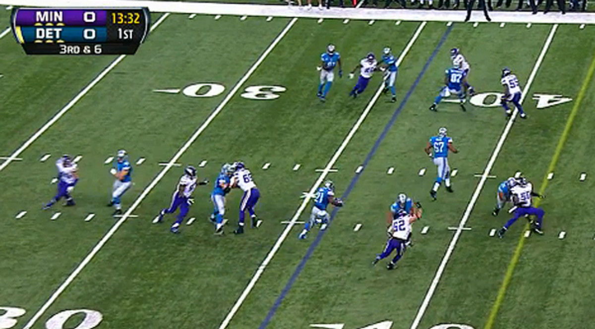 The Lions run a 3X1 set to keep the defense spread out, and Bush stays at the line. He catches a quick screen from Matthew Stafford, and takes off upfield. Center Dominic Raiola checks his man at the line and heads upfield to block Greenway (52) out of the play, Bush trucks through the lane for a 13-yard gain.