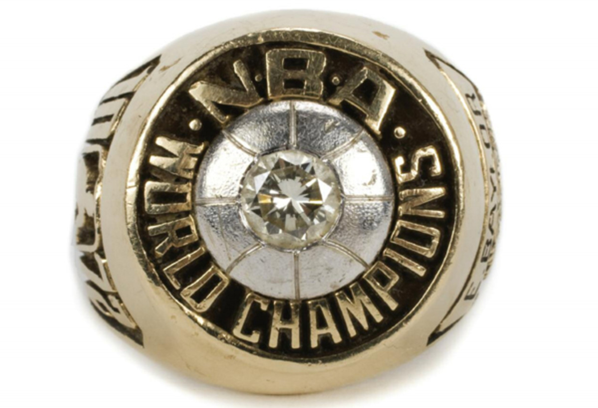 Elgin Baylor's 1971-72 NBA championship ring. (JuliensAuctions.com)