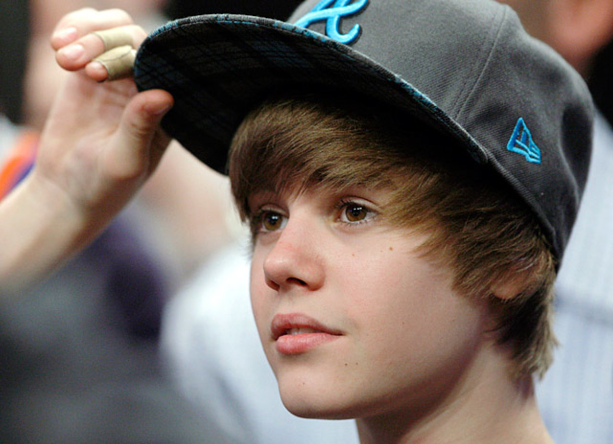 130604123816-justin-bieber-new-york-knicks-game-braves-hat-single-image-cut.jpg