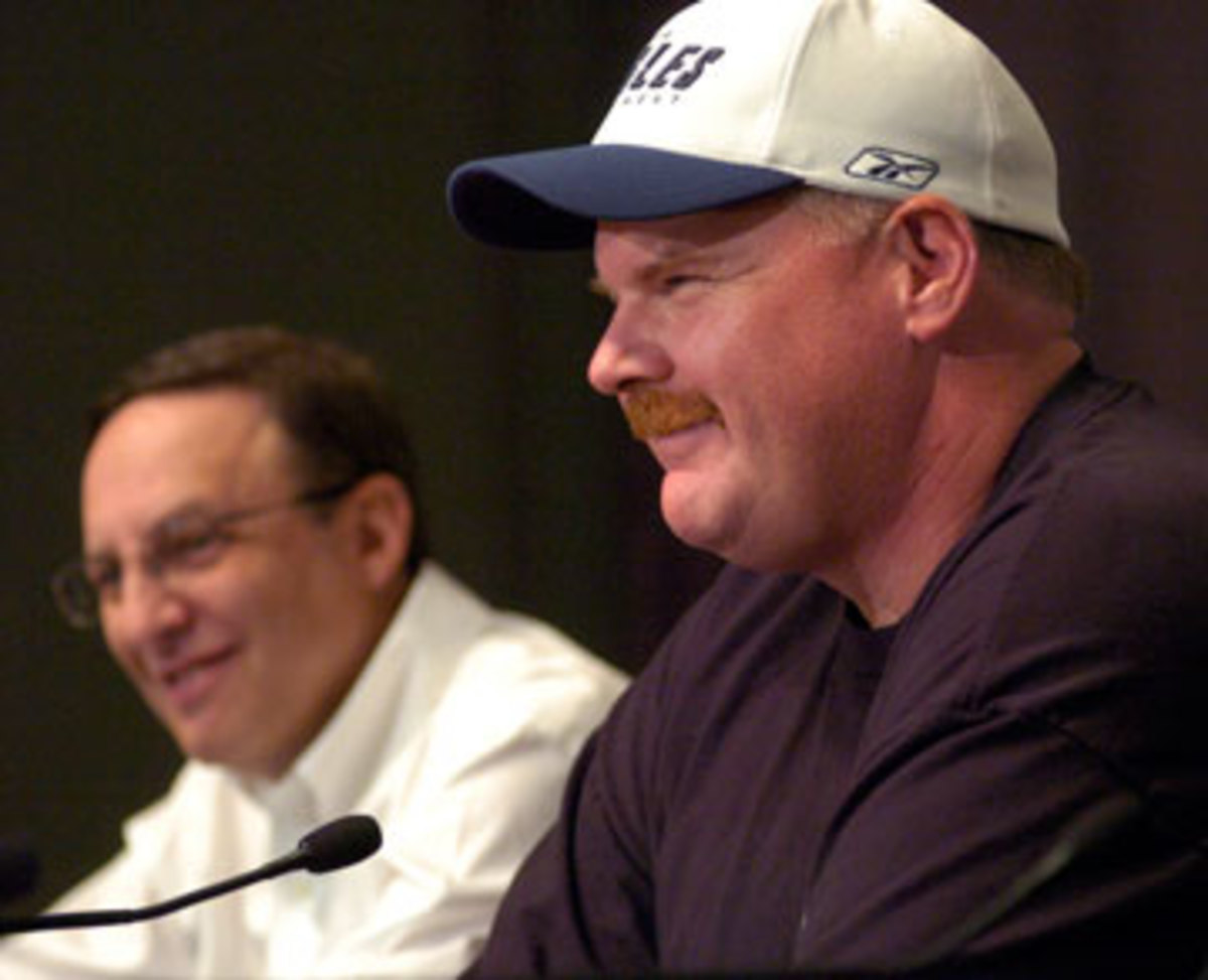 Joe Banner (l.) and Andy Reid in 2004 (G.W. Miller III/AP)