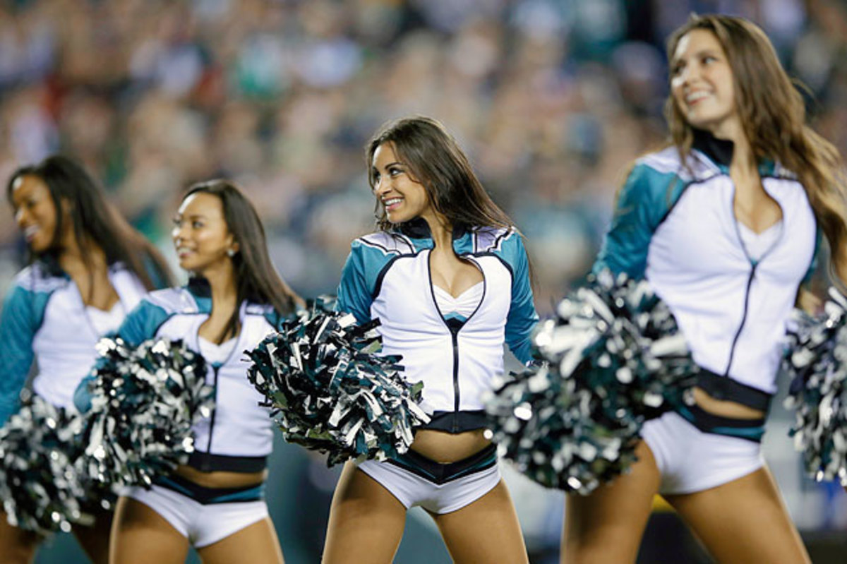 131223165623-philadelphia-eagles-cheerleaders-ap864173719714-4-single-image-cut.jpg
