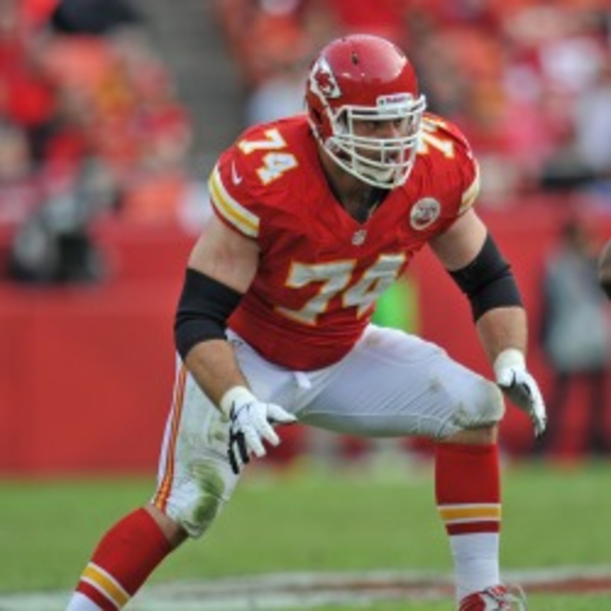 The Cowboys are reportedly in talks with free-agent tackle Eric Winston. (Peter G. Aiken/Getty Images)