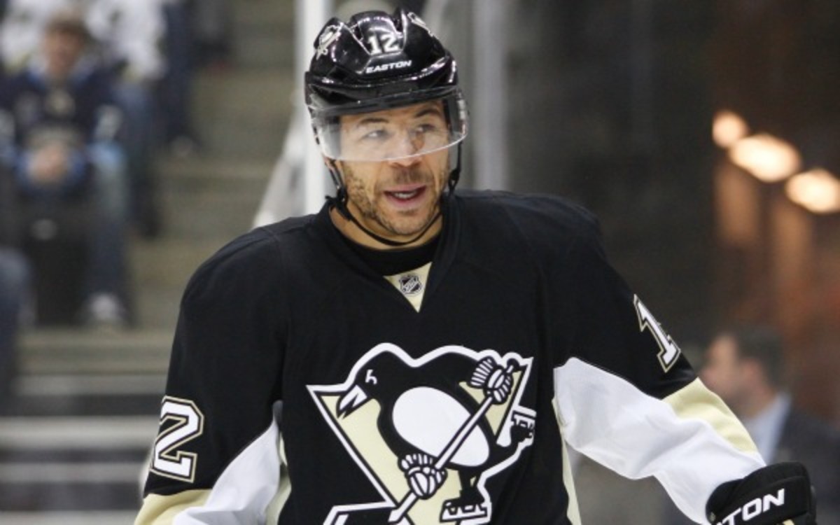 Jarome Iginla signs with Boston Bruins. (Justin K. Aller/Getty Images)