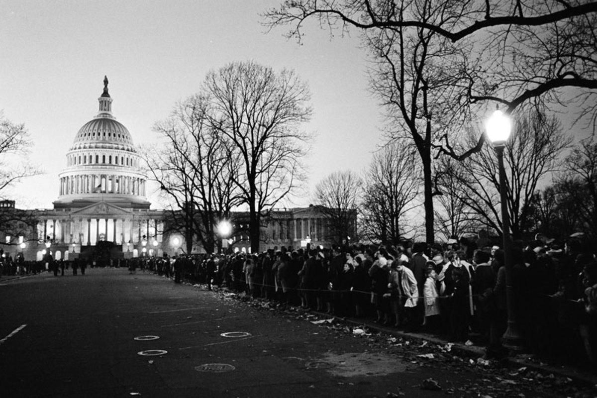 The viewing line stretching from the Capitol on the evening of Sunday, Nov. 24. (AP)