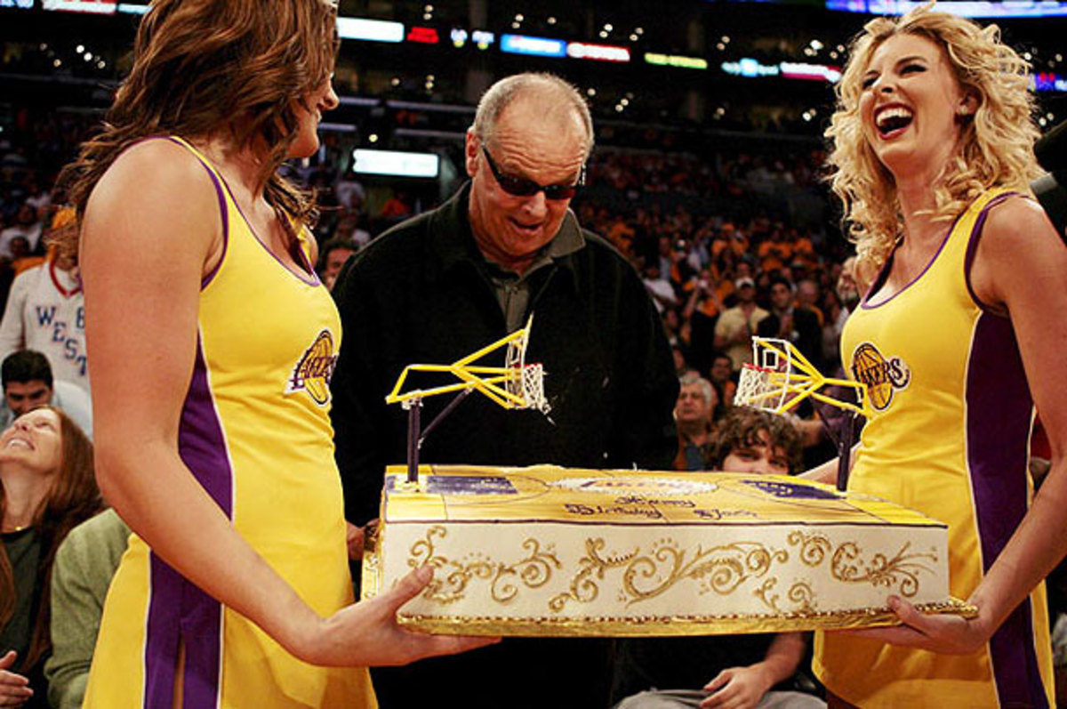 Jack Nicholson marvels at a Lakers cake
