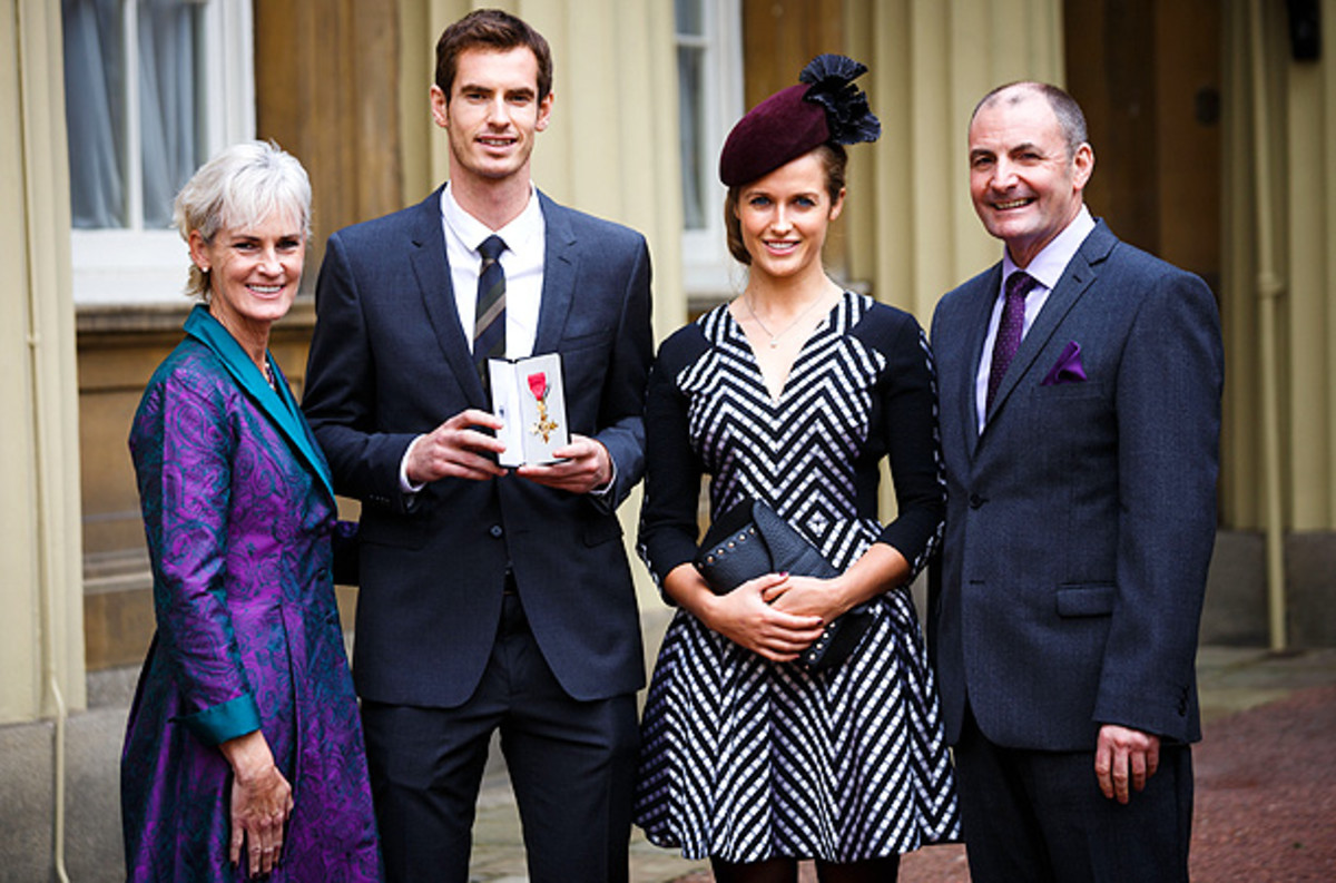 Andy Murray, his parents and his girlfriend, Kim Sears, pose after he was awarded the Order of the British Empire (OBE). (Paul Rogers/Getty Images)
