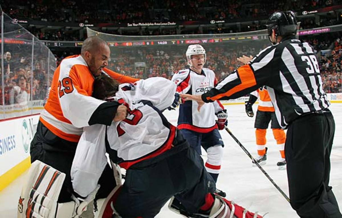 Ray Emery fights Braden Holtby