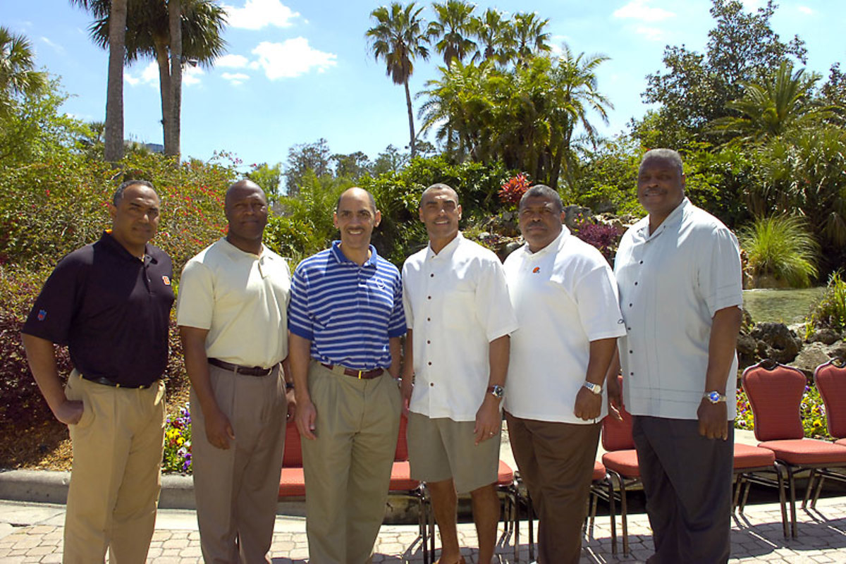 In March 2006, Marvin Lewis (Bengals), Lovie Smith (Bears), Tony Dungy (Colts), Herm Edwards (Chiefs), Romeo Crennel (Browns) and Art Shell (Raiders) posed in Orlando. There are half as many black NFL head coaches this season.