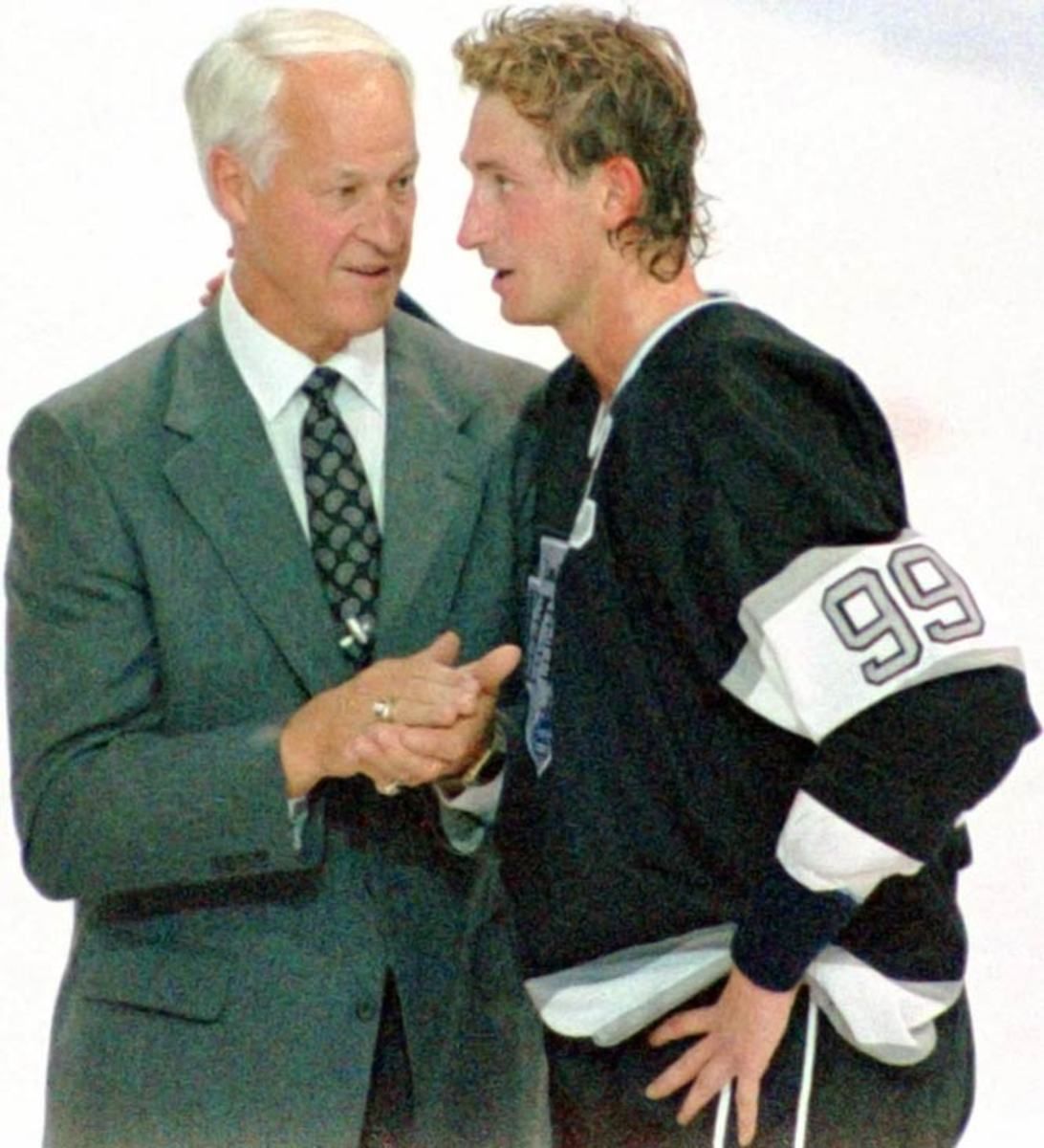 Wayne Gretzky passes Gordie Howe